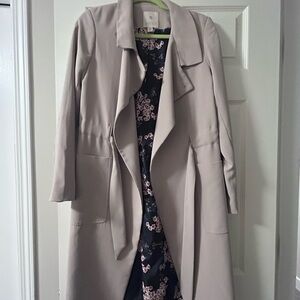 Chic Women's Tan Trench Coat